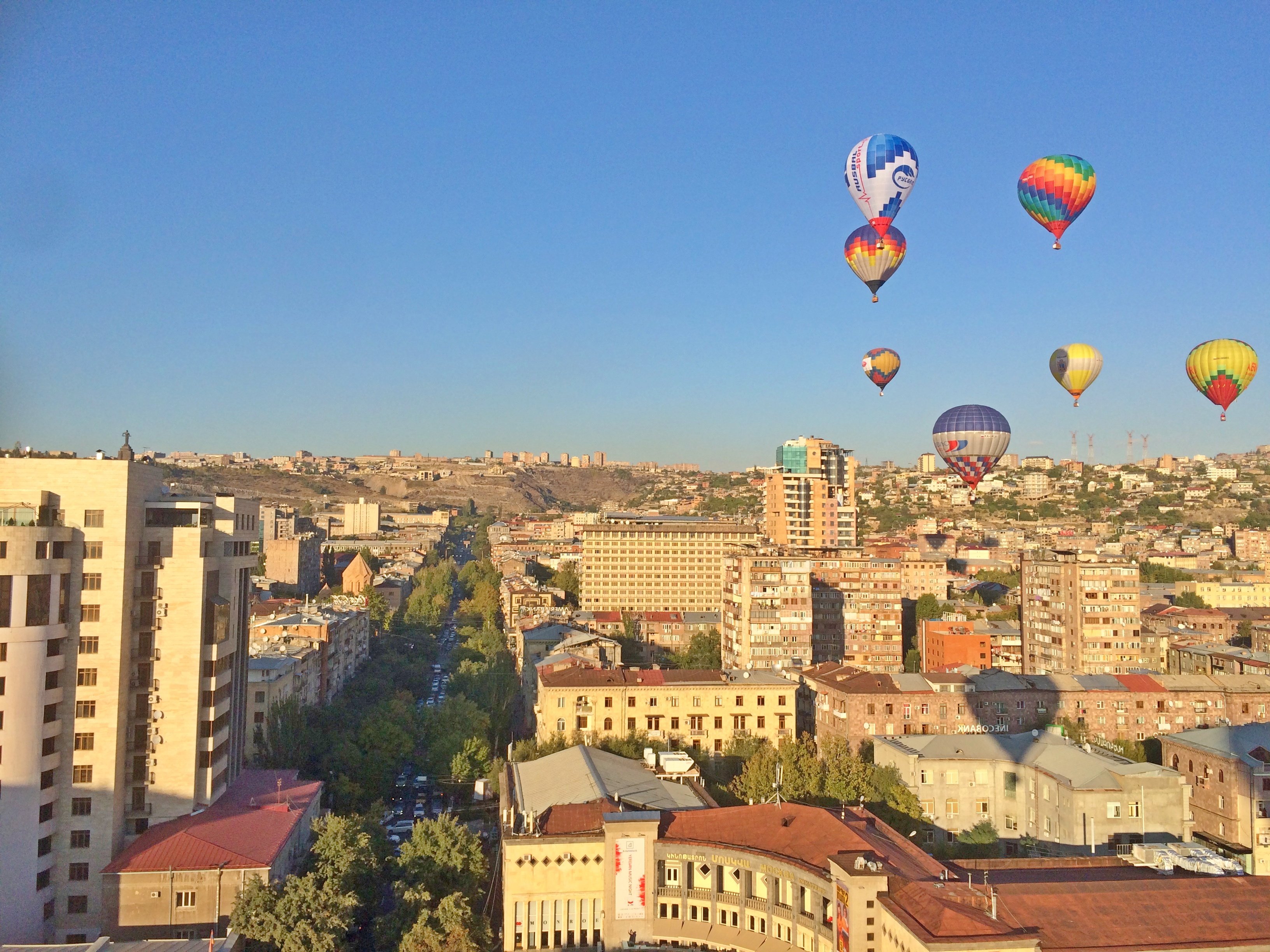 Ереван фестиваль. Ереван. Ереван шары площадь Республики. Фестиваль воздушных шаров в Ереване. Парад воздушных шаров в Ереване.